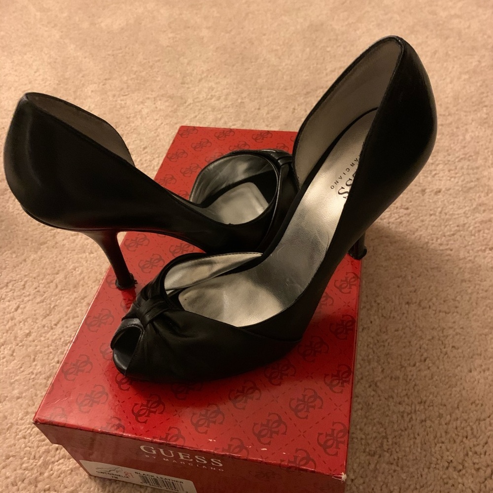 Guess pumps